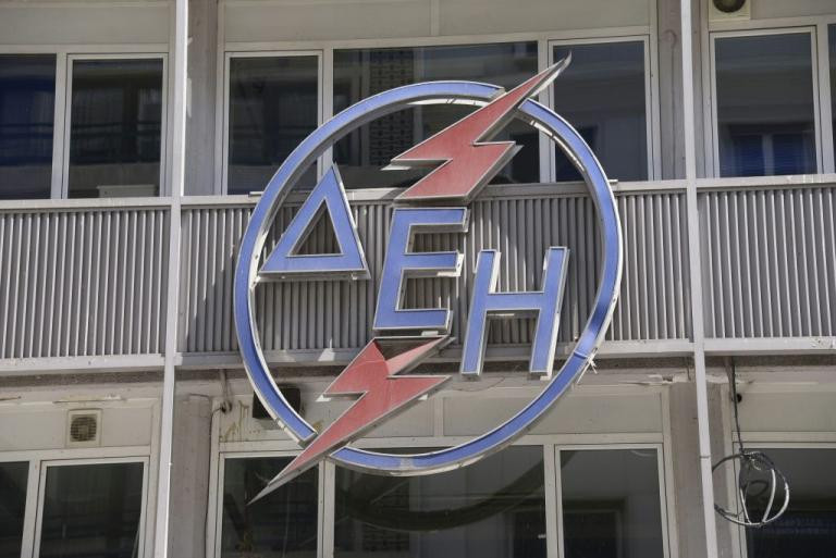 Στο σκοτάδι περιοχές των νοτίων προαστίων -Κλαδιά έπεσαν σε καλώδια της ΔΕΗ